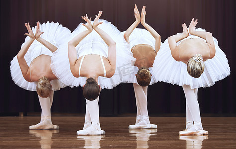 芭蕾舞女芭蕾舞演员团队在舞蹈舞台上共同协作、优雅和戏剧创意表演。