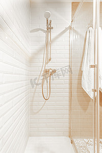 酒店浴室摄影照片_白色、米色酒店浴室淋浴区的图片