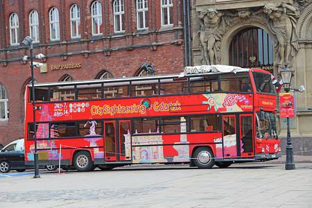 格但斯克城市旅游双层红色巴士。