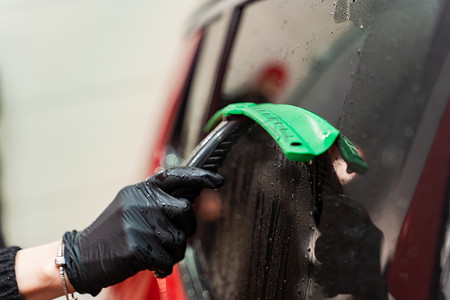 洗车后用橡皮刮刀清除玻璃上的残留水份。