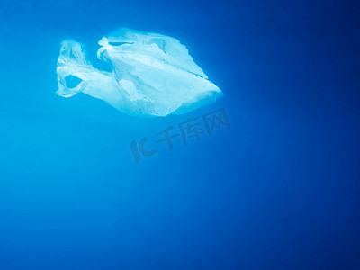 漂浮在海水下的塑料袋