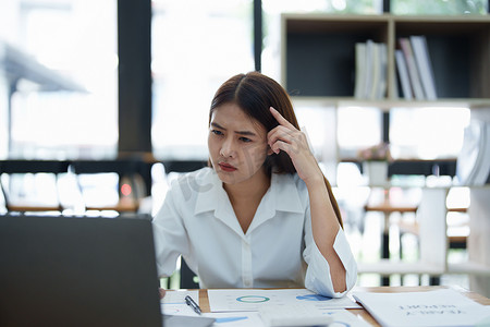 中小企业主、女性使用电脑和财务报表的肖像对扩大市场以提高投资业务能力的焦虑表达