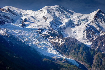 法国阿尔卑斯山夏蒙尼上萨瓦省的勃朗峰地块和冰川博森