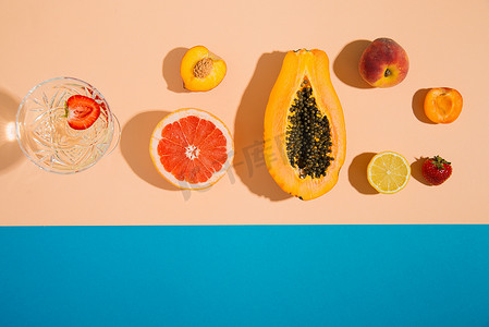 夏季水果创意摄影照片_柔和和蓝色背景中的热带夏季水果