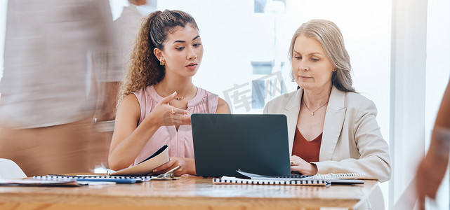 与领导者、经理或老板与女商人交谈并在工作中使用笔记本电脑工作的团队合作、导师和指导。