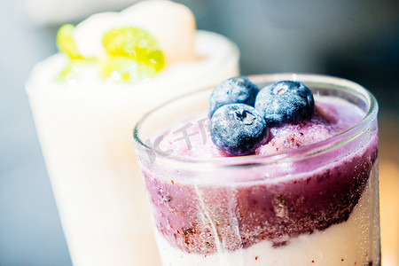 蓝莓果汁摄影照片_蓝莓冰沙加酸奶
