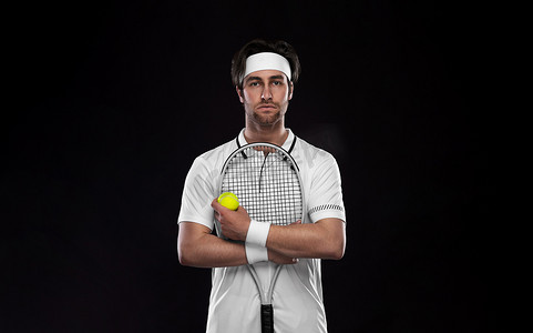 有球拍的网球运动员穿着白色服装。