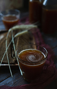 玻璃瓶装的传统自制饮料格瓦斯是夏季清凉饮品。