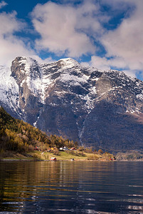 在 Eidfjord 村附近俯瞰 Hardangerfjord
