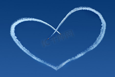 飞机在天空写下一颗心