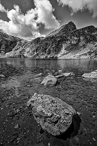 山湖上美丽的黑白风景，前面有一块大石头