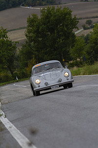 PORSCHE 356 1500 SUPER COUPÉ 1953 在 2020 年拉力赛 Mille Miglia 的一辆旧赛车上，著名的意大利历史赛事（1927-1957）