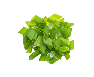 切碎的韭菜，白色背景中突显的新鲜葱，顶视图
