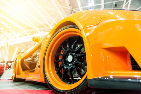 橙色的汽车摄影照片_一辆橙色普通跑车的前面