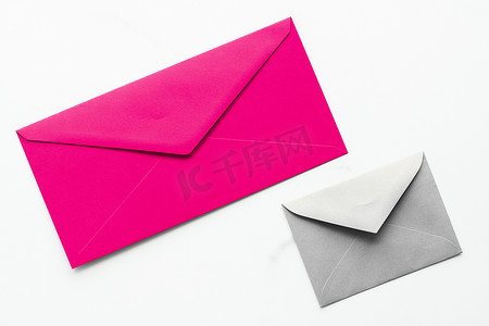 假日明信片摄影照片_大理石平板背景、假日邮件信件或明信片消息设计上的空白纸信封