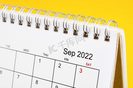 2022 年 9 月黄色背景台历。