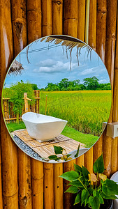 寄宿摄影照片_在泰国一家寄宿家庭度假，外面有白色浴缸，有绿色的稻田