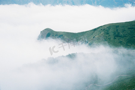 佐治亚州美丽的绿色山峰上白云的薄雾。