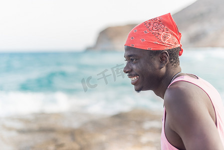 非洲男性看着大海快乐地享受着夏天
