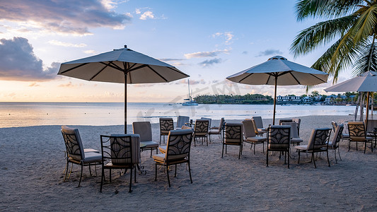 豪华旅行、蜜月夫妇的浪漫海滩度假假期、豪华酒店的热带假期、海滩上的沙滩椅