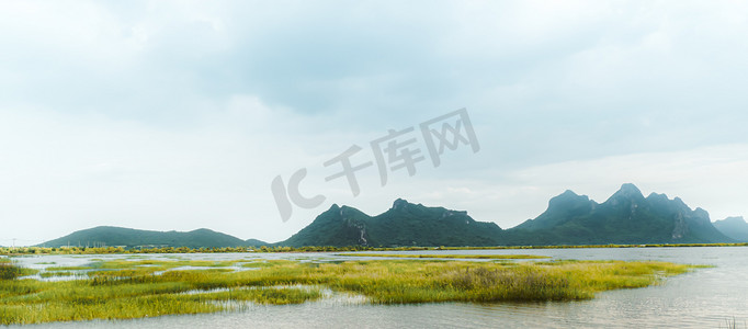 泰国夜景摄影照片_泰国 Prachubkeereekhan 的美丽风景，宁静的夜景，湖光山色