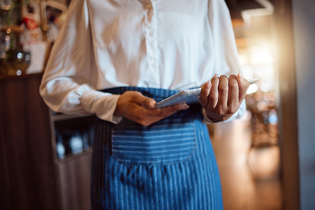 女服务员的手、平板电脑和餐厅小企业主精致的餐饮、快餐和咖啡店在线菜单服务。