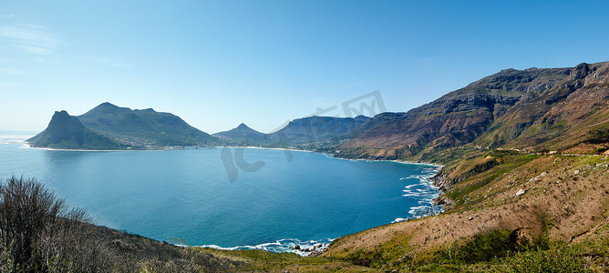 广角全景摄影照片_南非清澈蓝天的山海岸线广角全景。