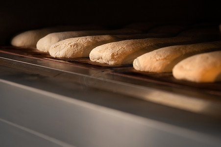 在烹饪和饮食概念的烤箱中烘烤的一批新鲜的工匠面包的特写镜头
