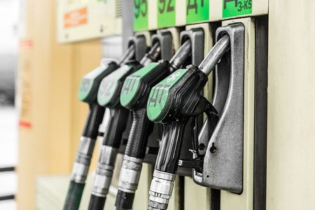 燃油摄影照片_为车辆和汽车添加汽油、汽油和燃油的服务
