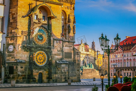 捷克布拉格老城广场日出时的天文钟