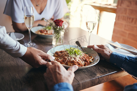 精致餐饮摄影照片_餐饮服务、葡萄酒和餐桌上的情侣，以及餐厅服务员的热情款待午餐。