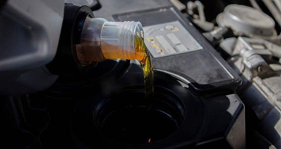 给汽车变速箱和保养齿轮的发动机加油和注入优质油。