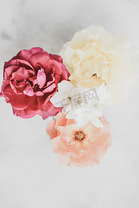 平铺花卉摄影照片_大理石上的复古玫瑰