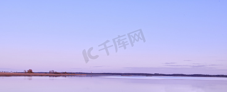 平静平和摄影照片_复制空间、大海和海景，紫色的天空覆盖着平静、安宁、平和的海滩。
