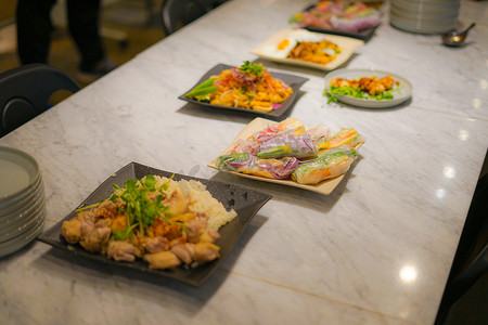 东南亚美食摄影照片_泰国菜装满盘子