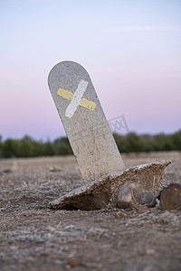 典型的信号路径，标记在乡村从地面上拔下来的小石柱上。