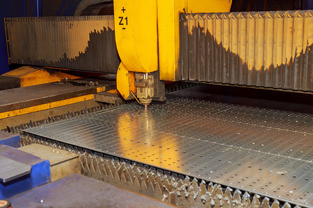 割摄影照片_在冶金厂使用 CNC 激光机对金属板进行高精度气割。