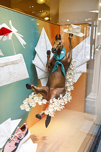 春季展示爱马仕在大衣和围巾上装饰着马的形象。