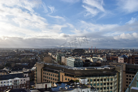 爱尔兰都柏林 — 2020年1月20日：爱尔兰都柏林晴朗的蓝色日子里，可以欣赏都柏林城市天际线的景色。