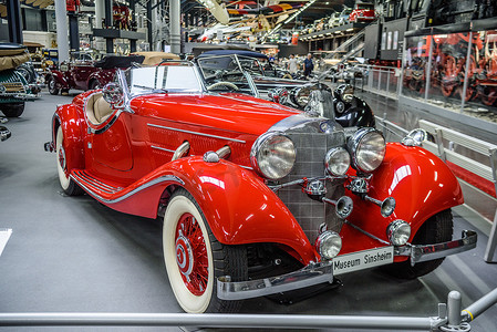 德国辛斯海姆 — 2022 年 5 月：红色梅赛德斯-奔驰 540 K Special Roadster 敞篷车 1938