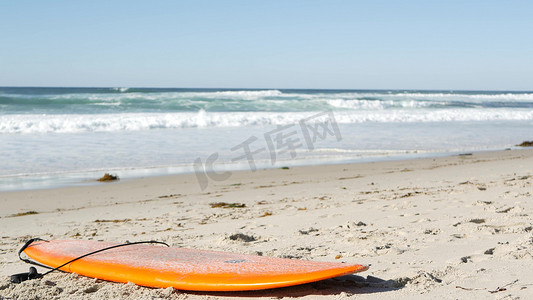用于冲浪的冲浪板位于美国加利福尼亚海岸的沙滩上。