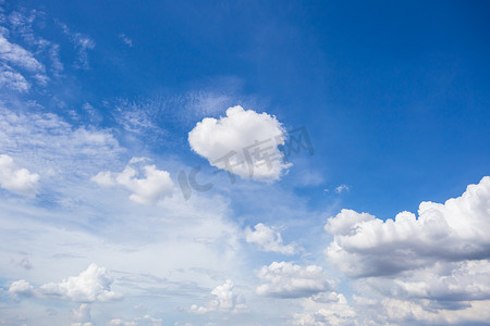 边框发散摄影照片_蓝天白云的镜头。
