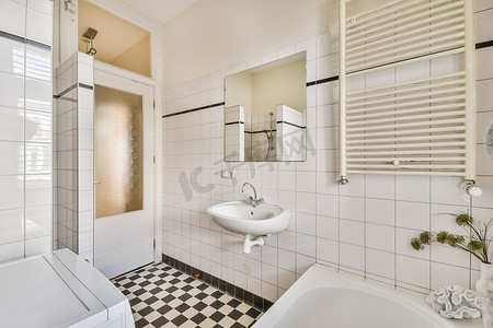 洗手池和镜子靠近浴室门