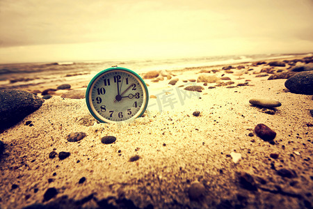 海滩上的时钟。