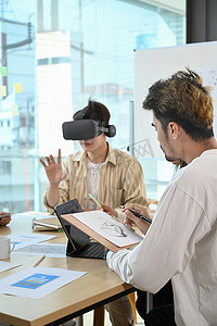 网站开发团队测试虚拟现实耳机，集思广益增强现实改进，未来的商业技术