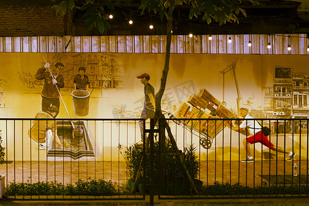2020灯光摄影照片_2020年11月泰国曼谷，沿灯光装置的涂鸦墙和Ongang运河街头艺术跳蚤市场