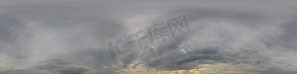 阴雨天的阴天全景，雨层云以无缝球形等距矩形格式。