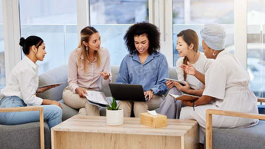 在笔记本电脑上启动、战略和协作，与商业女性团队在公司办公室进行项目设计。