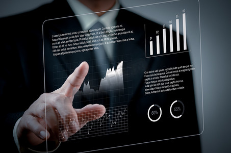手触摸虚拟屏幕图形和图表数据分析和大数据业务概念。