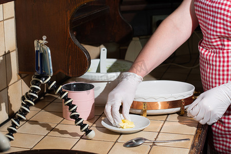 女人一步步煮菠菜松饼，在烤盘里制作法式衬衫